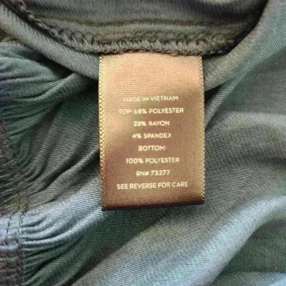 Simply Vera Wang Navy top size small - Picture 7 of 7